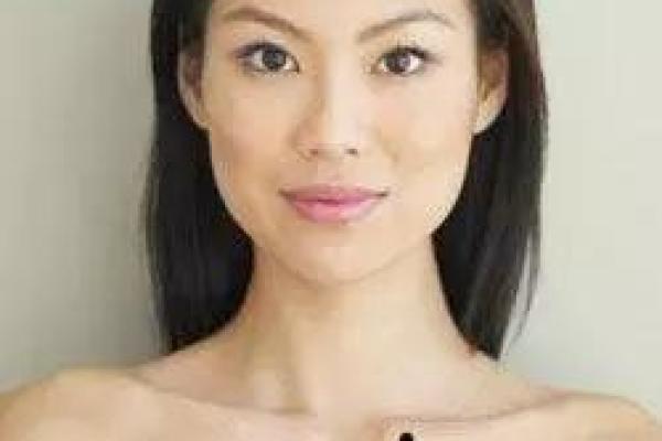 女性咽喉处痣显包容特质，易得贵人相助