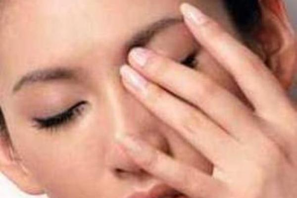 女性右下眼皮跳动预示吉凶近况：解析右眼皮跳动的深层含义